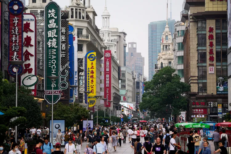 到中國旅遊面臨個資與通訊監控風險，建議優先使用國內電信原號漫遊，降低個資外洩風險。資料照
