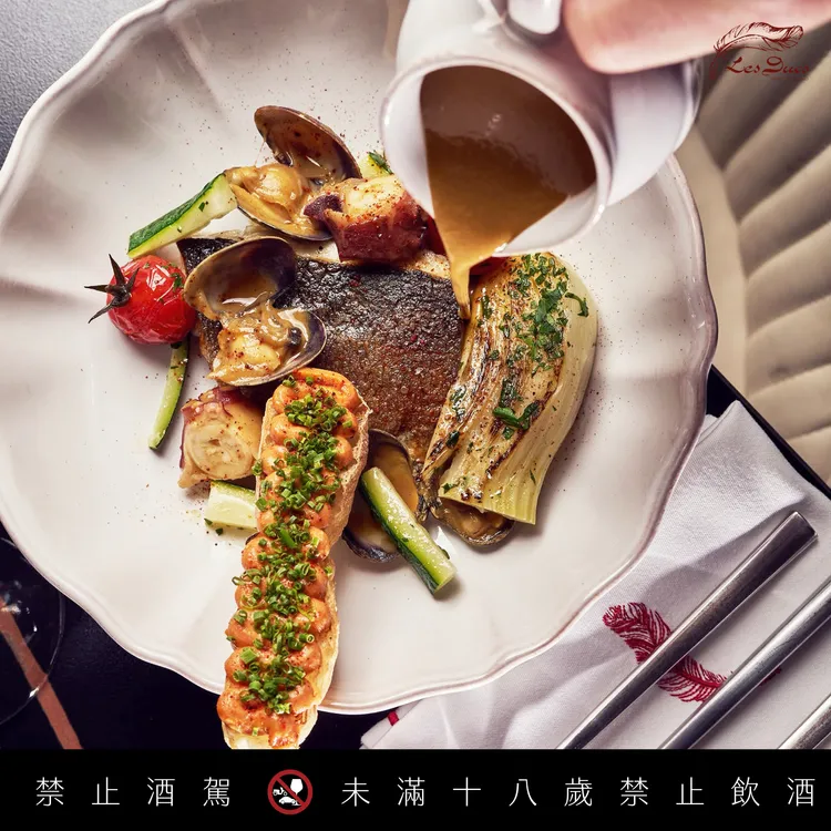 番紅花馬賽魚湯Louis Pacquelin 過往料理作品；Les Ducs 馬賽魚湯亦為《MICHELIN Guide》特別提及料理之一。業者提供