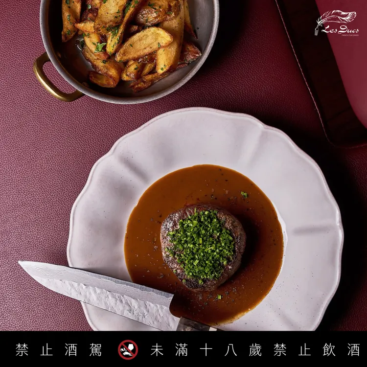 黑胡椒牛菲力Louis Pacquelin 過往料理作品；Les Ducs 黑胡椒醬澳洲牛菲力為《MICHELIN Guide》特別提及料理之一。業者提供