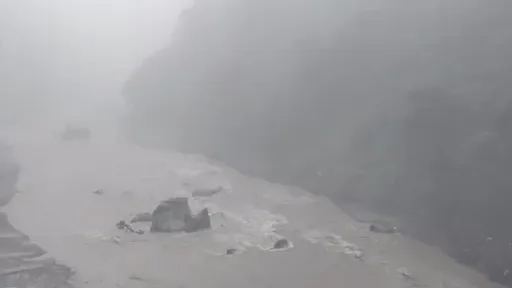 西藏土石流附近道路全毀　救援部隊挖路前行1.5km要至少4小時