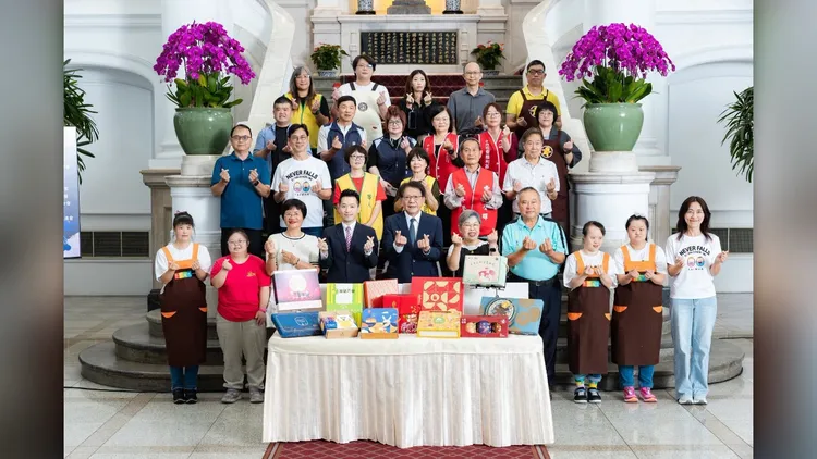 總統府日前舉辦「好事成圓，全民挺公益。讓中秋的愛不刪減」記者會，邀請各界響應採購社福機構庇護工廠生產的中秋禮盒。翻攝自總統府秘書長潘孟安臉書