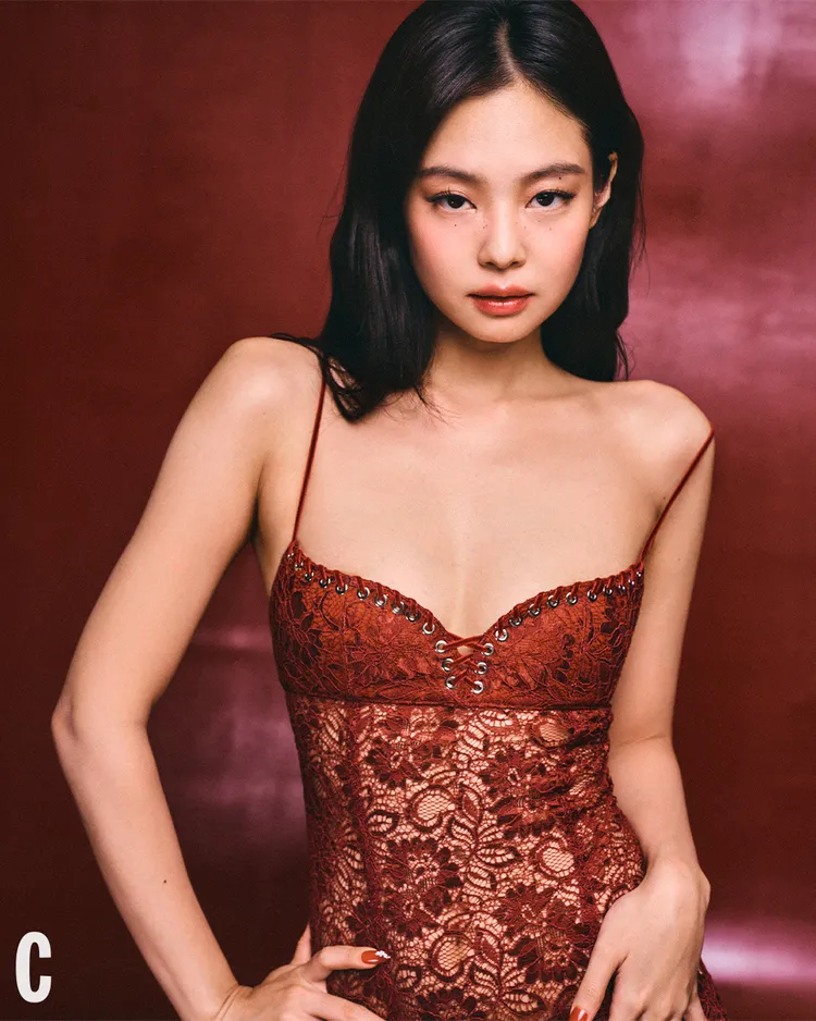 這套造型被台灣粉絲稱有「舒淇感」。翻攝cosmopolitan_tw IG
