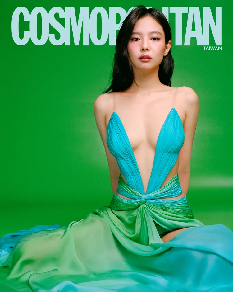 Jennie當起火辣美人魚。翻攝cosmopolitan_tw IG
