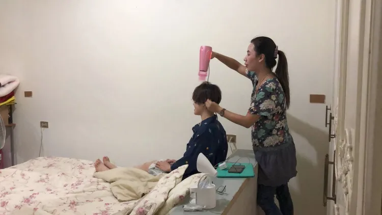 陳苡孋替蔣瑋珊吹髮，但廖人傑對她將功勞攬在身上不以為意。翻攝自陳苡孋臉書