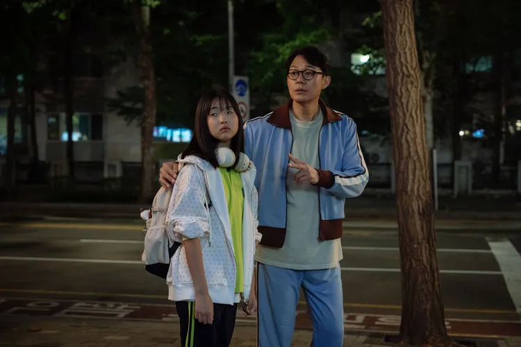 朴星雄（右）再度演出嚴正化的失業丈夫。車庫娛樂提供