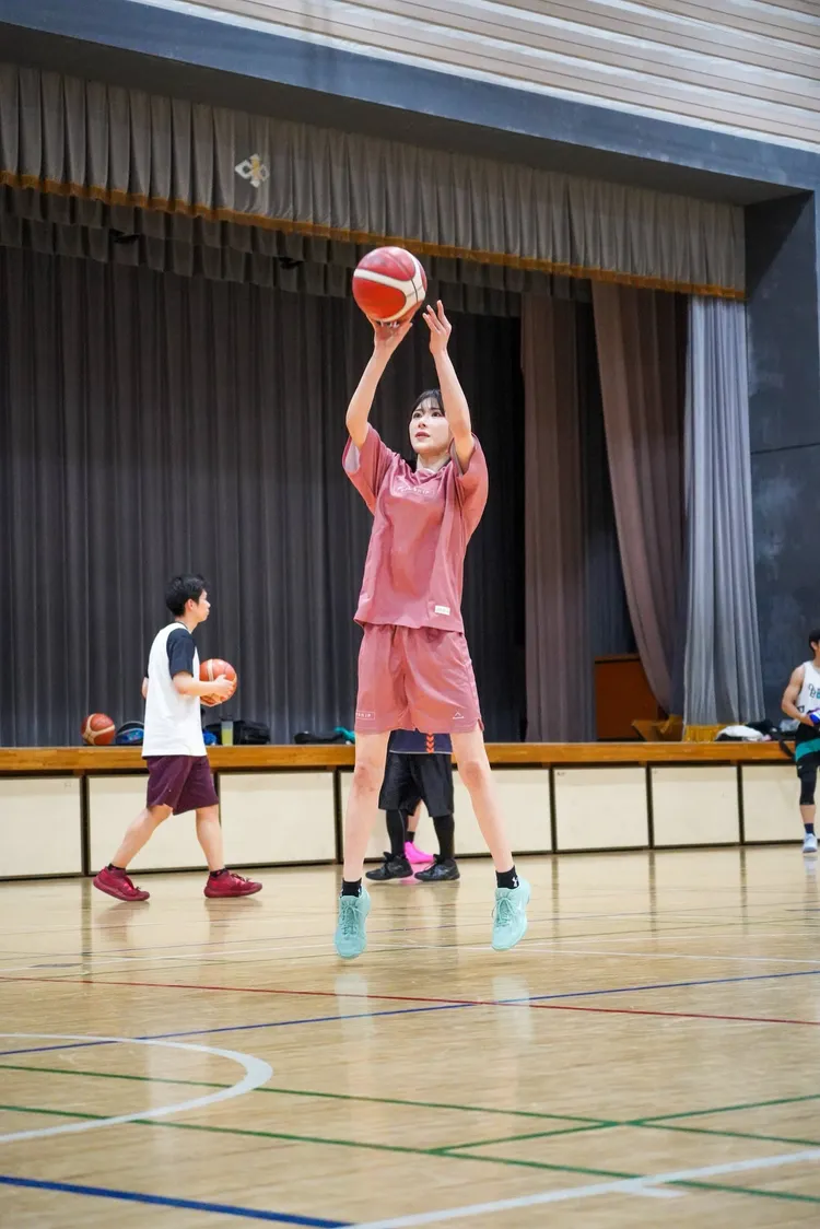 辻井穗乃果熱愛籃球。翻攝本人X