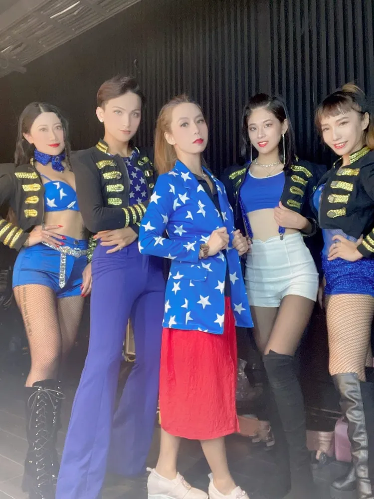 陳苡孋（中）幫班鐵翔演唱會臨時召集4名舞者。翻攝陳苡孋臉書