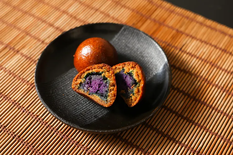 以日本茶道經典點心「利休饅頭」為靈感紫芋黑糖饅頭。業者提供