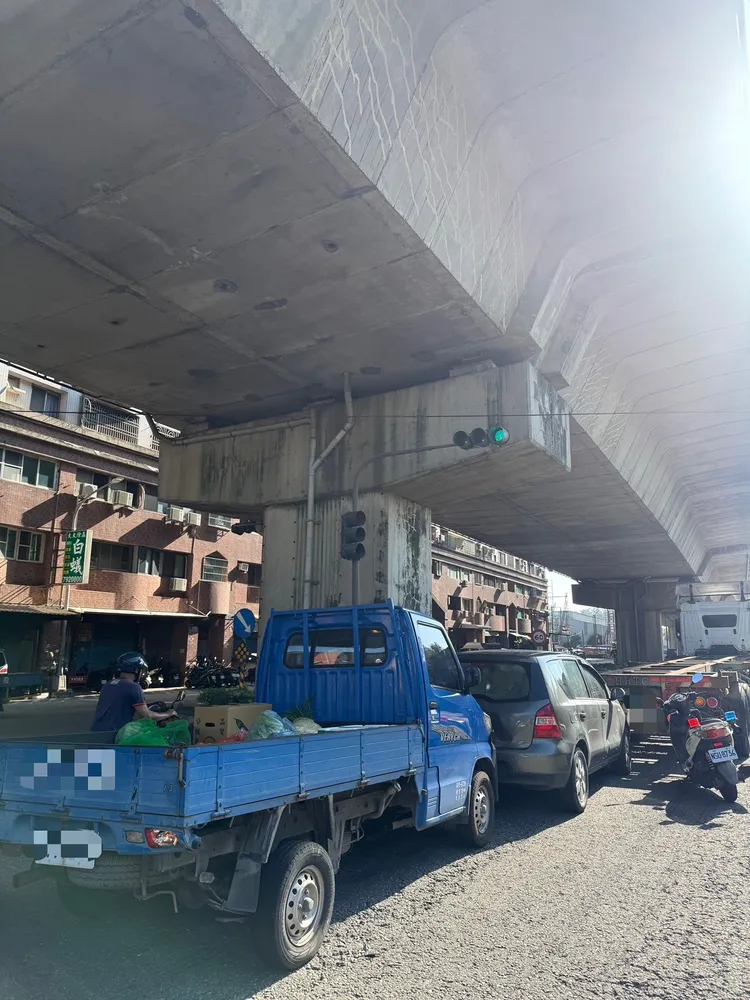 拖板車擦撞機車，造成1死，波及一台摩托車、一台自小貨及兩台自小客車。翻攝畫面