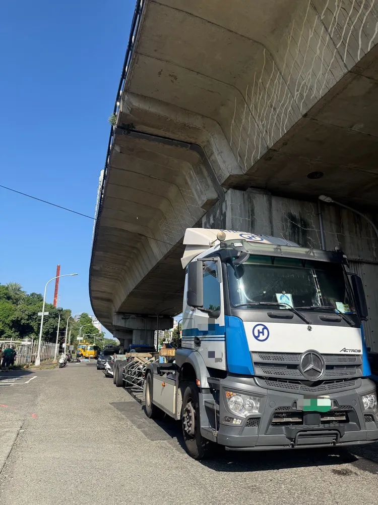 拖板車擦撞機車，造成1死。翻攝畫面