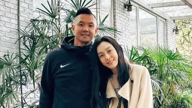 黑人（左）傍晚因急性心肌梗塞開刀，老婆范瑋琪全程陪伴嚇哭了。摘自臉書