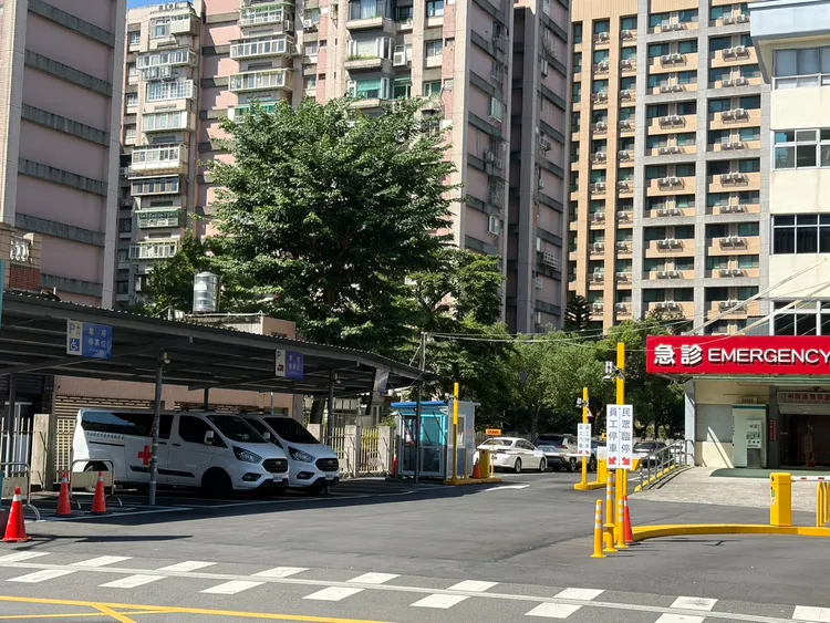 遭控驗車過期的救護車平時停在三總汀洲院區，有任務時持續出勤。江孟謙攝