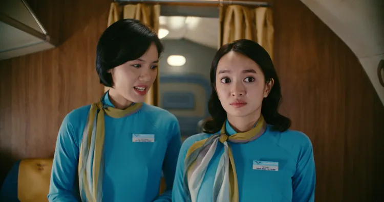 人氣女星凱蒂阮（右）與Trâm Anh在電影《驚天劫機》中飾演守護乘客安全的空服員。甲上提供