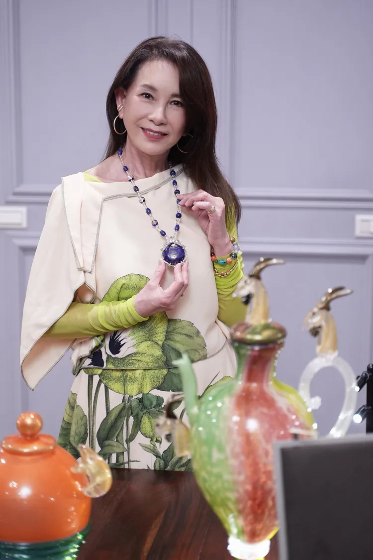 周丹薇形容琉璃創作就是場與時間的賽跑。彭欣偉攝