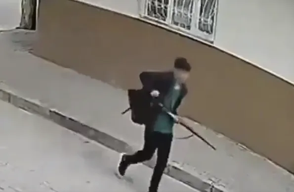 槍手大白天持槍在路上行走。翻攝X