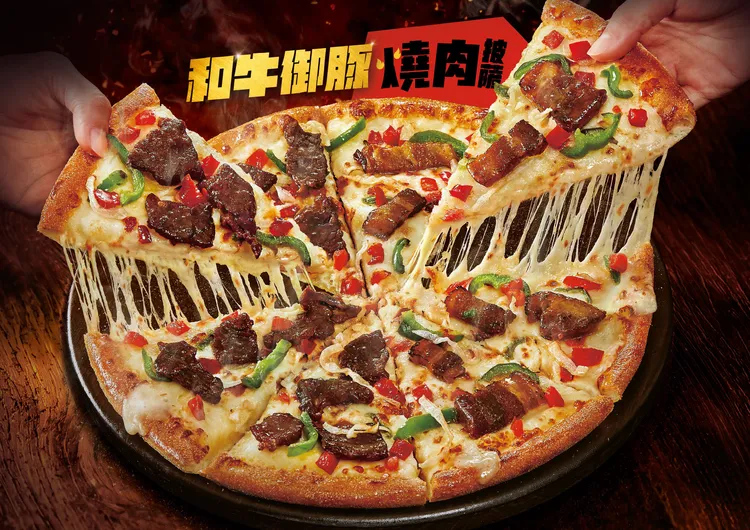 迎接中秋節與乾杯燒肉居酒屋合作，期間限定推出「和牛御豚燒肉披薩」。達美樂提供