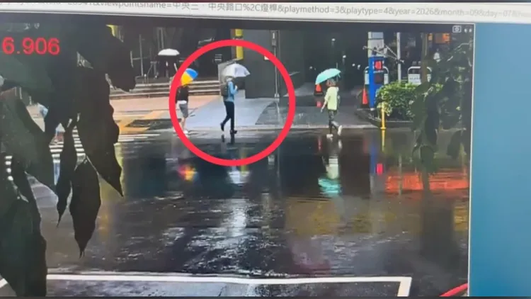 警方公布張俊傑出現在小碧潭捷運站附近畫面，查出他逃亡前與另名高金助理陳俊瑋用餐時交付可疑物品給陳男。翻攝畫面