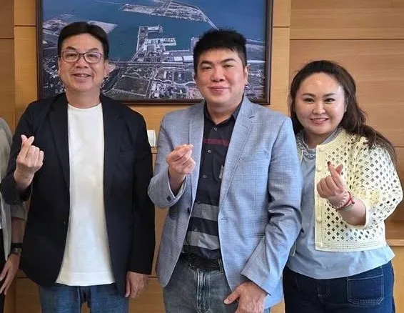 身為新北勢政顧問的楊宗翰(中間者)與其妻子陳姵君(右一)攜手做公益不遺餘力，在地設有圓夢獎學金4年暖助逾600逆境學子，副市長劉和然也都看在眼裡。翻攝自楊宗翰IG