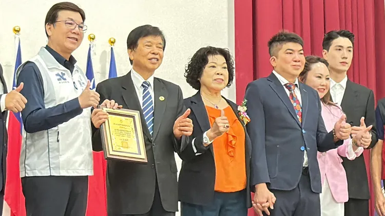 警用巡邏車公益捐贈發起人楊宗翰(右三)其父母楊燦煌、楊陳玉霞(左二、三)及太太陳姵君(右二)共同出席。曾佳俊攝
