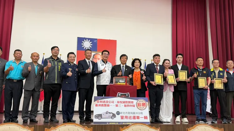 副市長劉和然代表受贈並回贈感謝狀予崇利建設、海悅開發、義警與廟宇代表，感謝這股支持警察的力量。曾佳俊攝