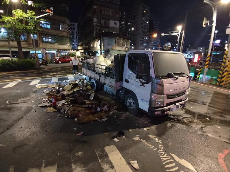 載運回收物的小貨車。翻攝畫面