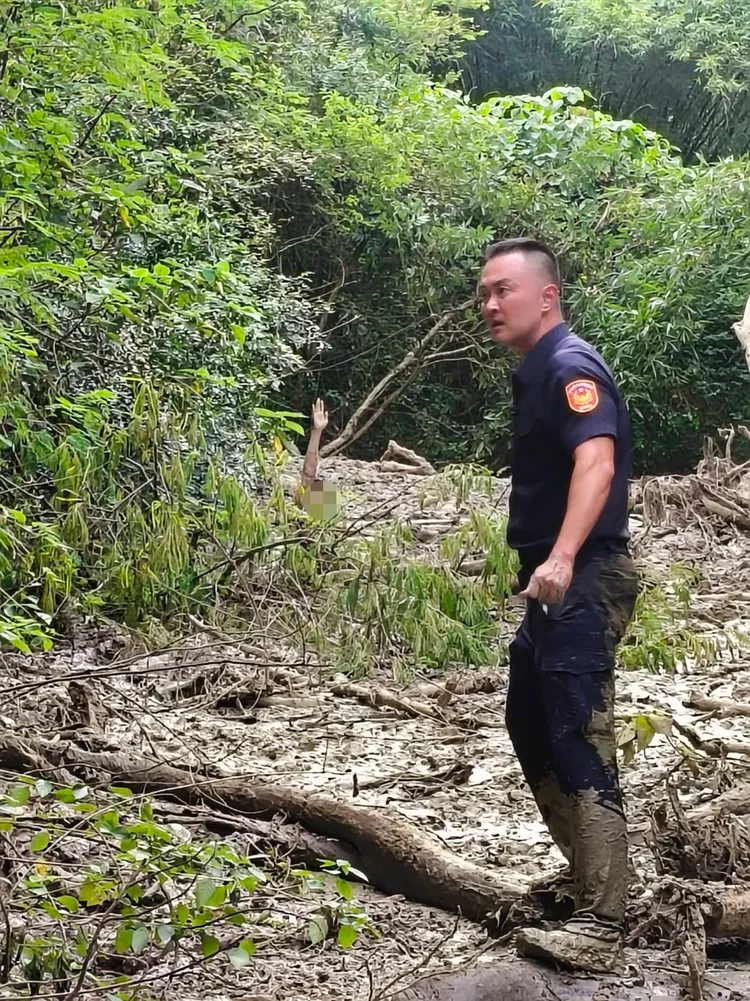 湖內警方展開山域搜索。翻攝畫面
