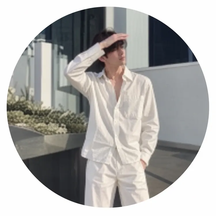 詐團以白西裝帥照及甜言蜜語噓寒問暖，逐漸取得女子信任。翻攝畫面