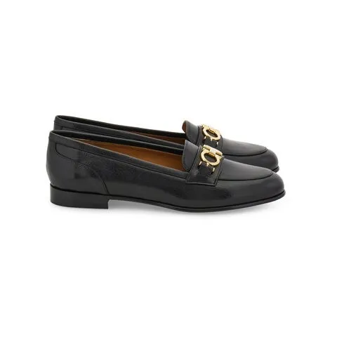 Ferragamo經典皮革Gancini樂福鞋。品牌提供