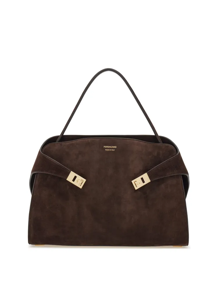 Ferragamo Hug Soft包。品牌提供