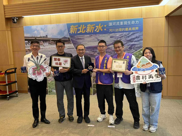 平溪紫東社區「紅淡蜜」榮獲國際風味評鑑所2026年「風味絕佳獎章」二星獎章，社區發展協會理事長潘俊青(右2)及蜂農陳韋齊(右3)代表於市政會議獻獎。農業局提供
