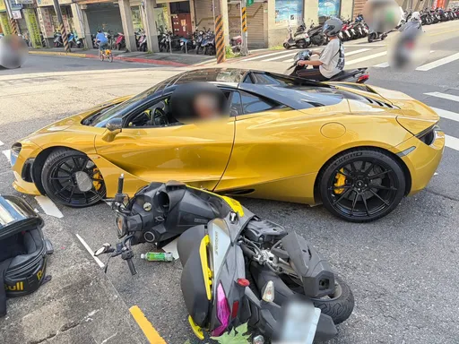 千萬麥拉倫路口大迴轉撞機車畫面曝！警到場雙方酒測0　受傷騎士願和解　