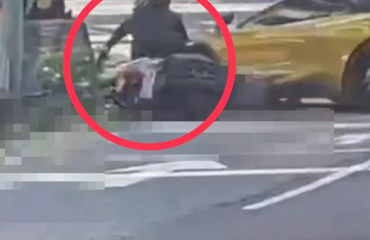 超跑突然左轉來個大迴轉，機車騎士來不急煞車撞上，連人帶車踉蹌摔倒受傷。翻攝畫面