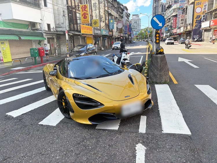 金黃色麥拉倫超跑要價不斐，空車價就要1768萬元起跳，此次車門等多處受損，維修費恐天價。翻攝畫面