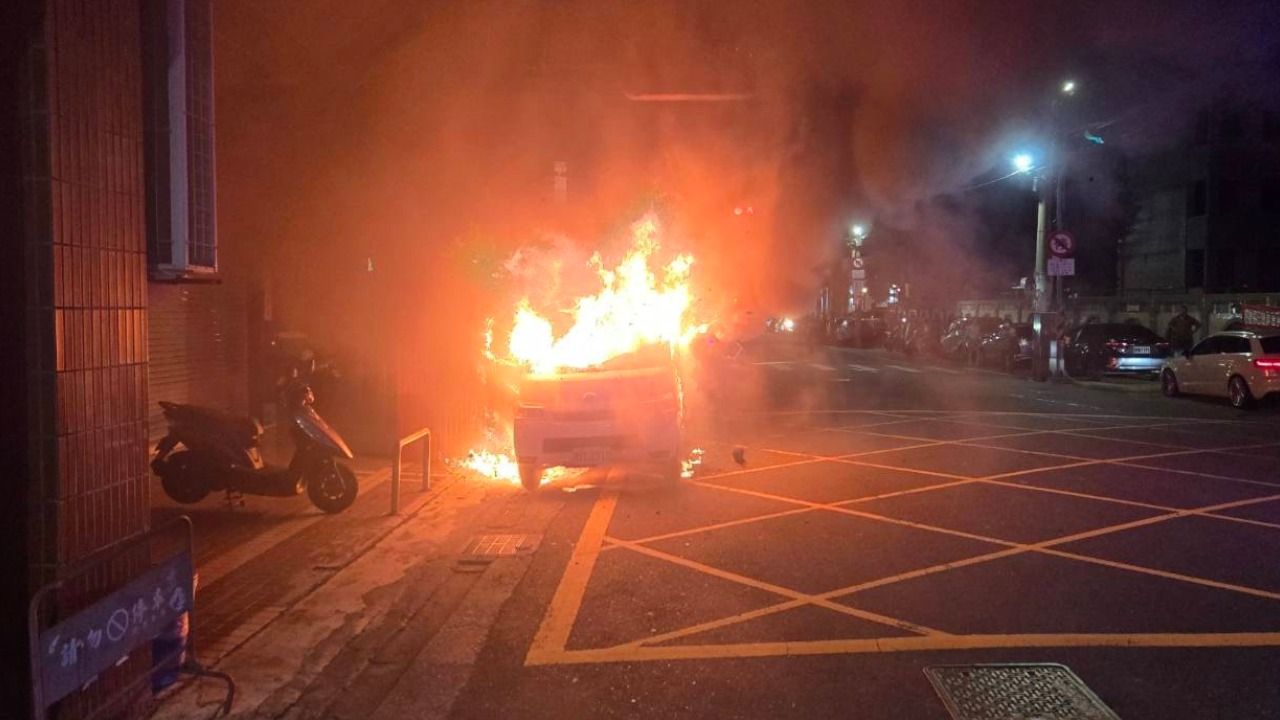 台中箱型車「發煙硝酸」傾倒引發火燒車 駕駛急逃命