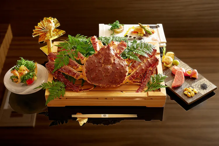 「鱈場蟹仙台牛旬味會席」以肉質飽滿鮮甜的鱈場蟹搭配日本仙台牛，每套6000元，即日起至10/18期間推出85折嚐鮮優惠。JR東日本大飯店台北提供