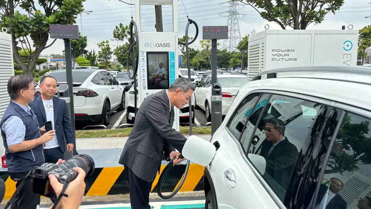 目前已完成「國道服務區充電路網全面上線」，全數為200kW以上快充樁。高公局提供
