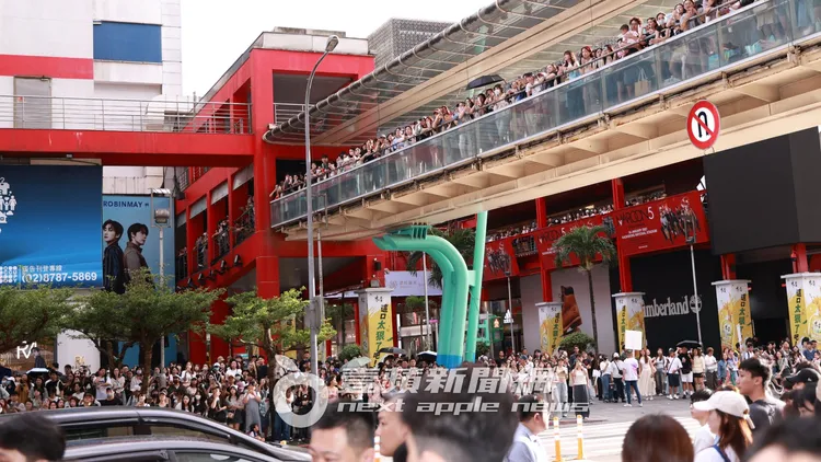 池昌旭在信義區，逾千名粉絲擠爆天橋、人行道。彭欣偉攝