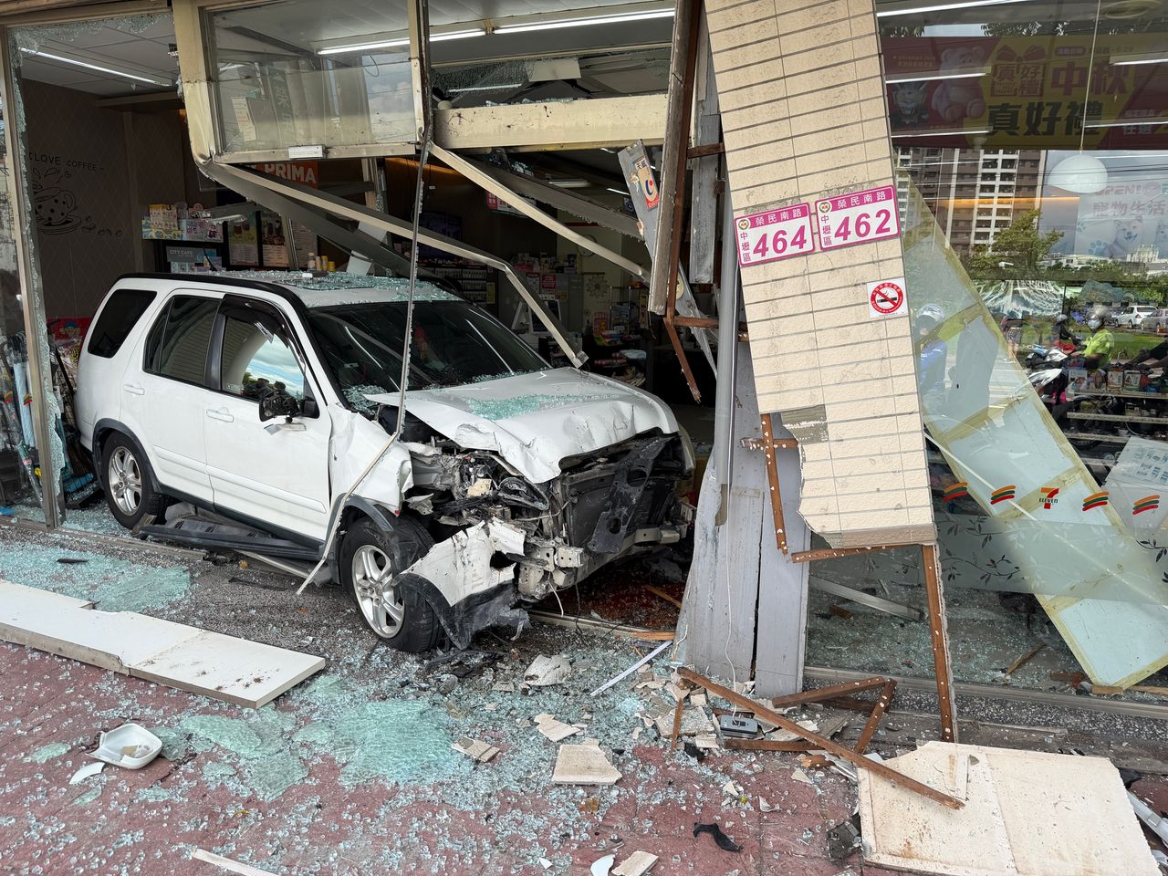 驚悚畫面曝光!休旅車完美閃過左轉車 下秒直直撞進超商裡