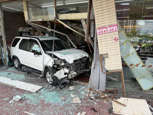 驚悚！休旅車失控直衝超商　女顧客遭波及擦挫傷