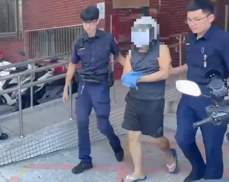 擔任外送員的黃姓父親「親職知能不足」鑄下大錯，從派出所被移送到分局後再轉送地檢署建請聲押。翻攝畫面