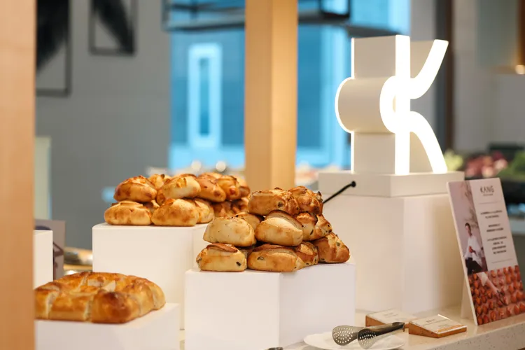 KANG Artisan Bakery餐檯上推出杏仁可頌、起司法國、雙辣卡門、鹽佛卡夏等人氣品項。業者提供