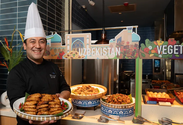 pelago 百匯廚行政主廚Chef Adil來自烏茲別克，定居台灣超過15年，專精中亞與南亞料理，並帶領多國籍廚師團隊，將各地經典風味帶上餐檯。業者提供