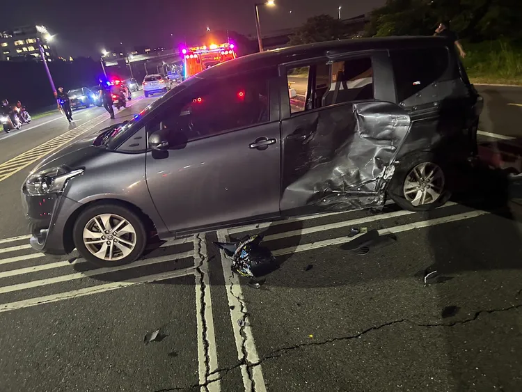 被撞轎車一度為了閃避，誤撞一旁機車。翻攝畫面