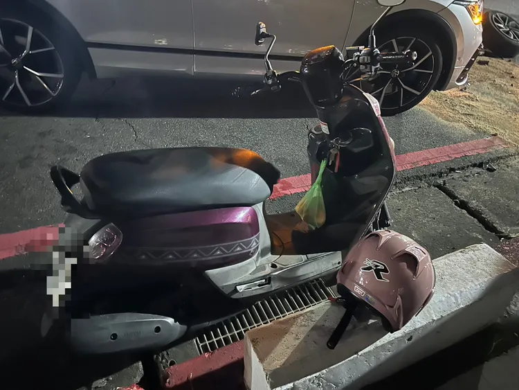 轎車被撞後波及兩輛機車，2名男女騎士皆受傷。翻攝畫面