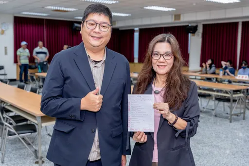 周春米完成屏東縣長參選登記！副縣長鄞鳳蘭代登記　這原因未親自到場