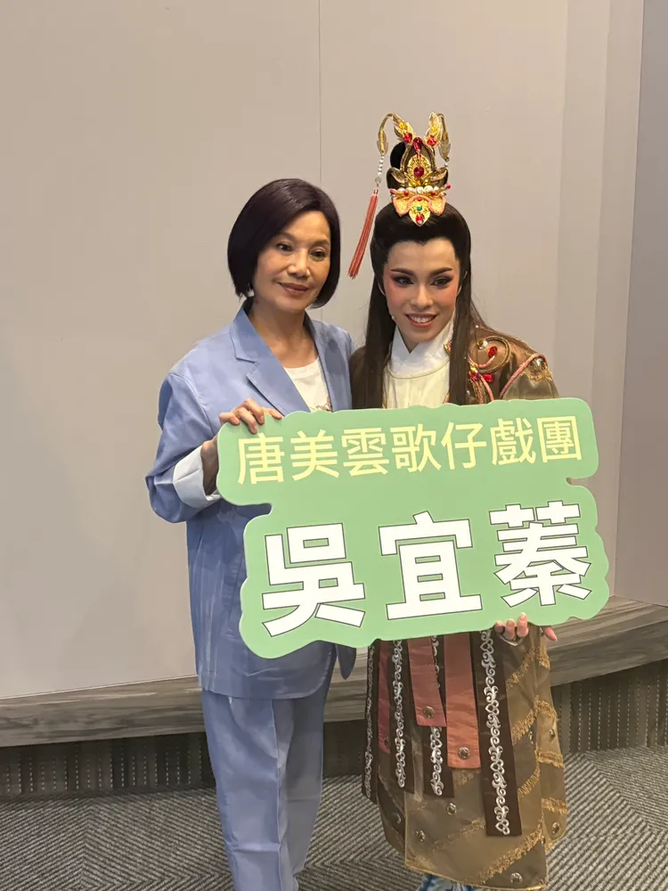 唐美雲與劇團弟子一起出席記者會。王思穎攝