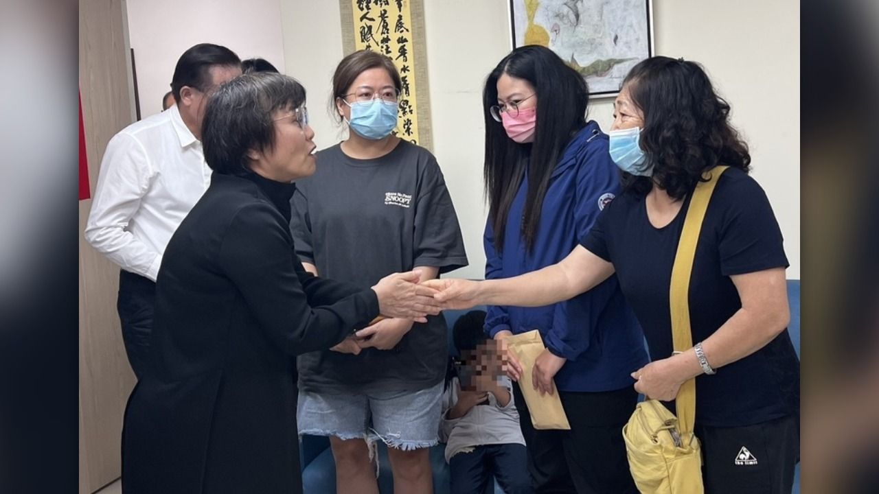 勇消殉職留下3幼子 母哭喊泛舟客到靈前「看他為救你犧牲」
