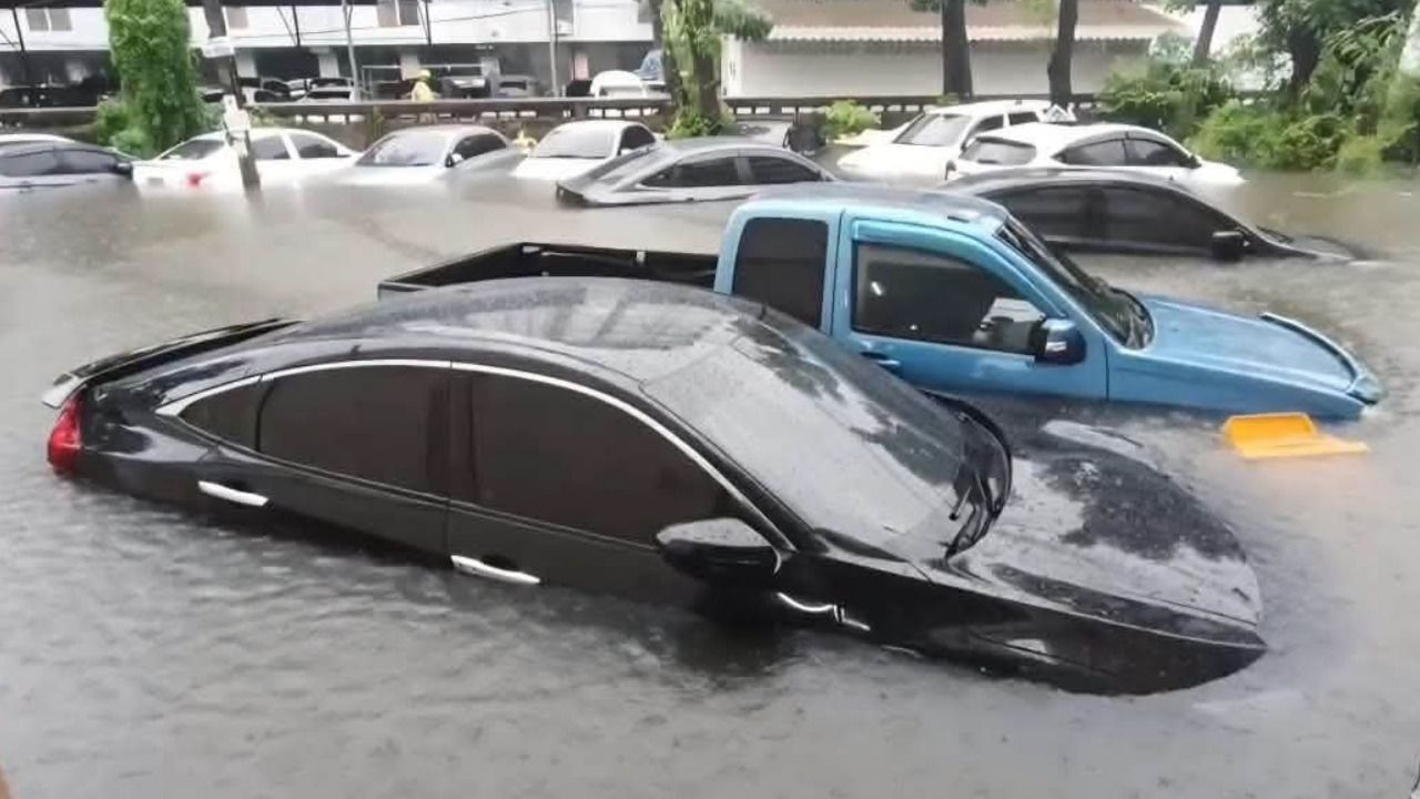 曼谷罕見暴雨!狂下整天「街頭成汪洋」 車輛全泡湯
