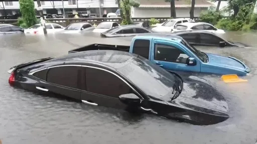 曼谷罕見暴雨！狂下整天「街頭成汪洋」　車輛全泡湯