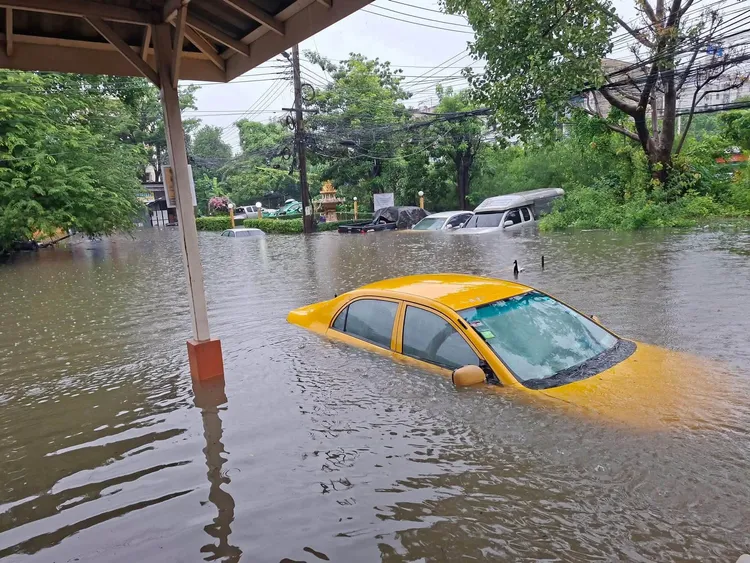 水快要淹到車窗。翻攝X @The_PattayaNews